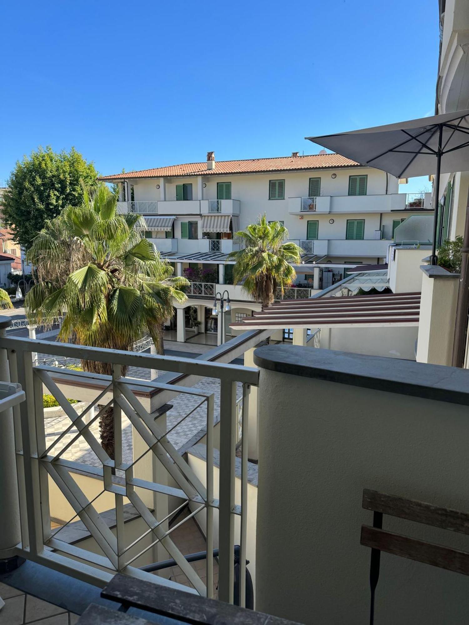 Cytrus Apartament Villa Marina di Massa Eksteriør billede